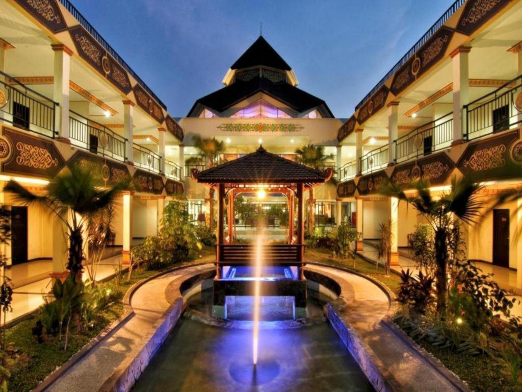 Yusro Hotel Restaurante y Convention Jombang Exterior foto