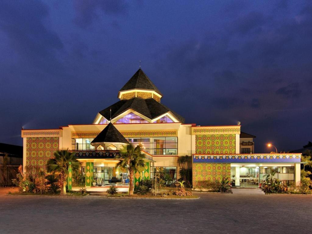 Yusro Hotel Restaurante y Convention Jombang Exterior foto