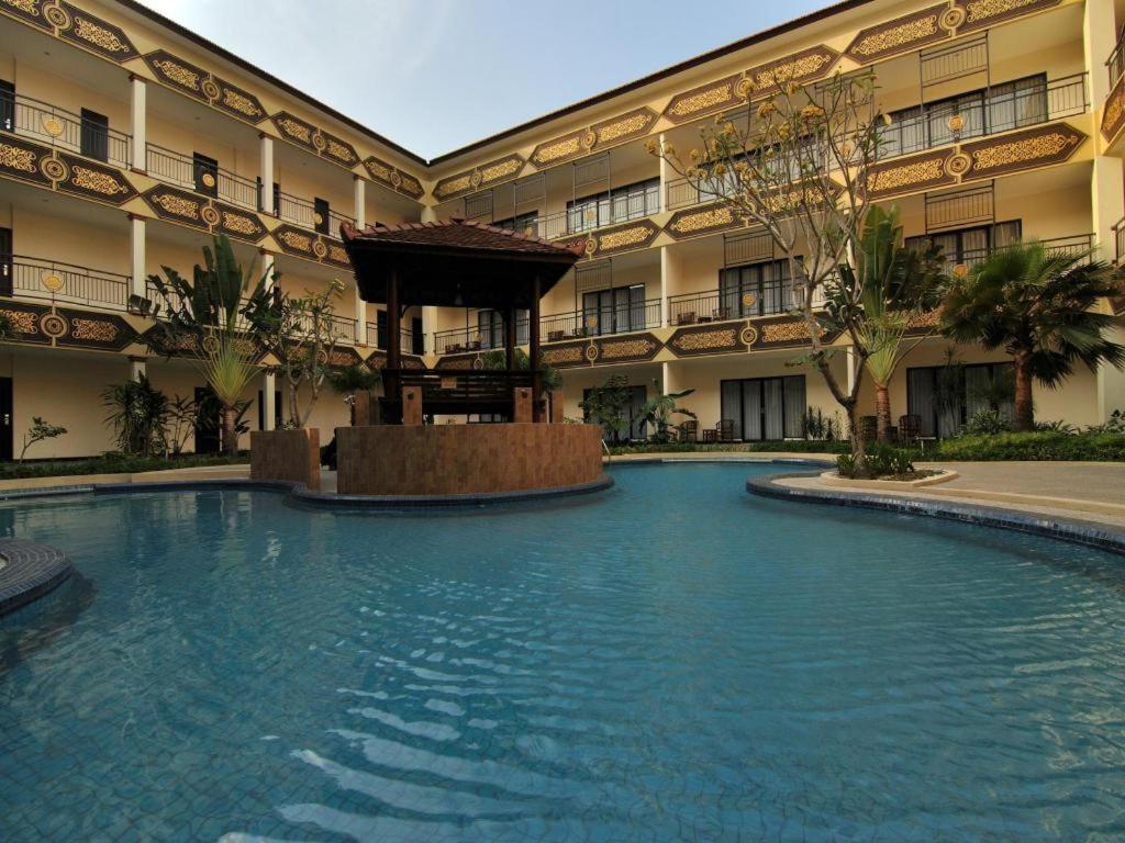 Yusro Hotel Restaurante y Convention Jombang Exterior foto