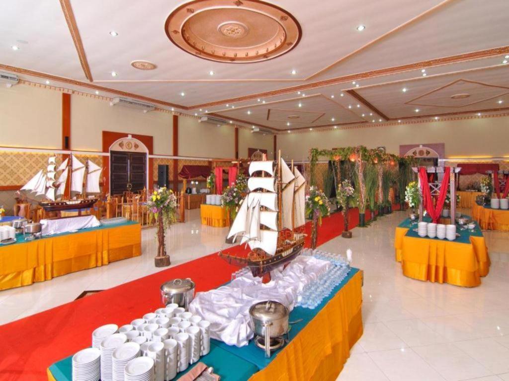 Yusro Hotel Restaurante y Convention Jombang Exterior foto