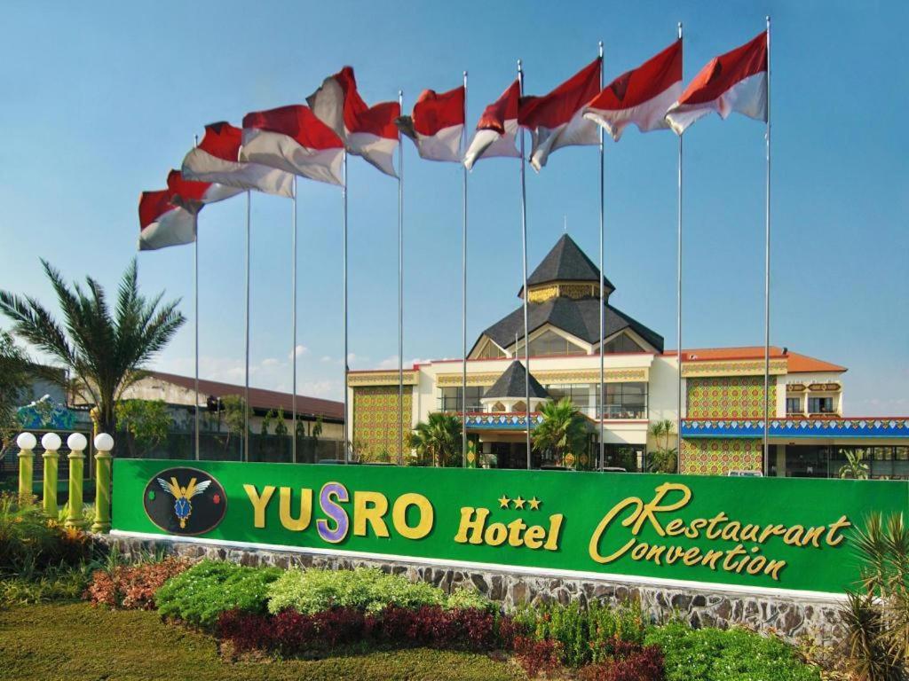 Yusro Hotel Restaurante y Convention Jombang Exterior foto
