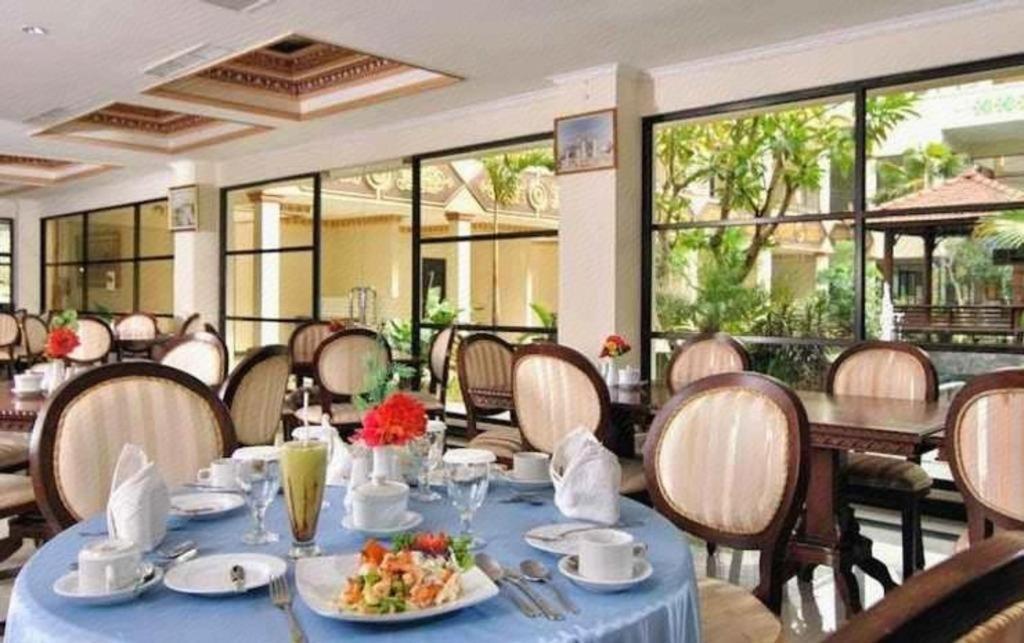 Yusro Hotel Restaurante y Convention Jombang Exterior foto