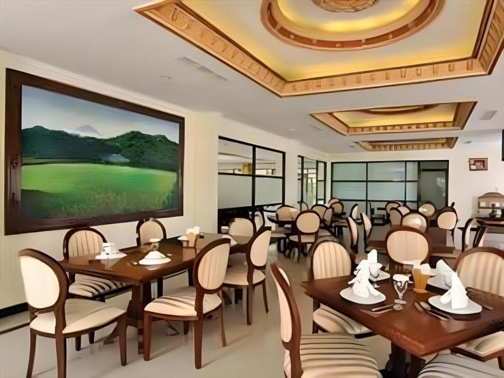 Yusro Hotel Restaurante y Convention Jombang Exterior foto
