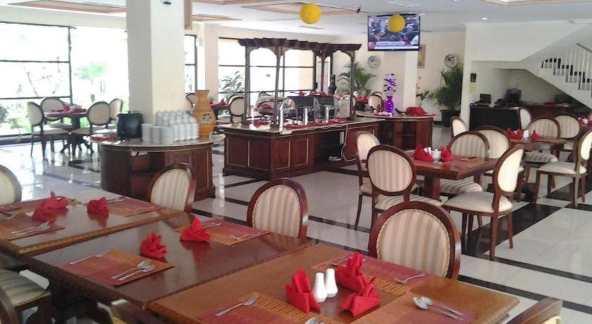 Yusro Hotel Restaurante y Convention Jombang Exterior foto