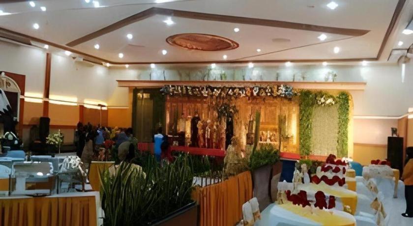 Yusro Hotel Restaurante y Convention Jombang Exterior foto